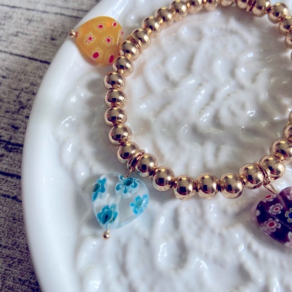 New in box. Stretchy beaded bracelet with 5 millefiori heart charms in colors - Picture 2 of 16